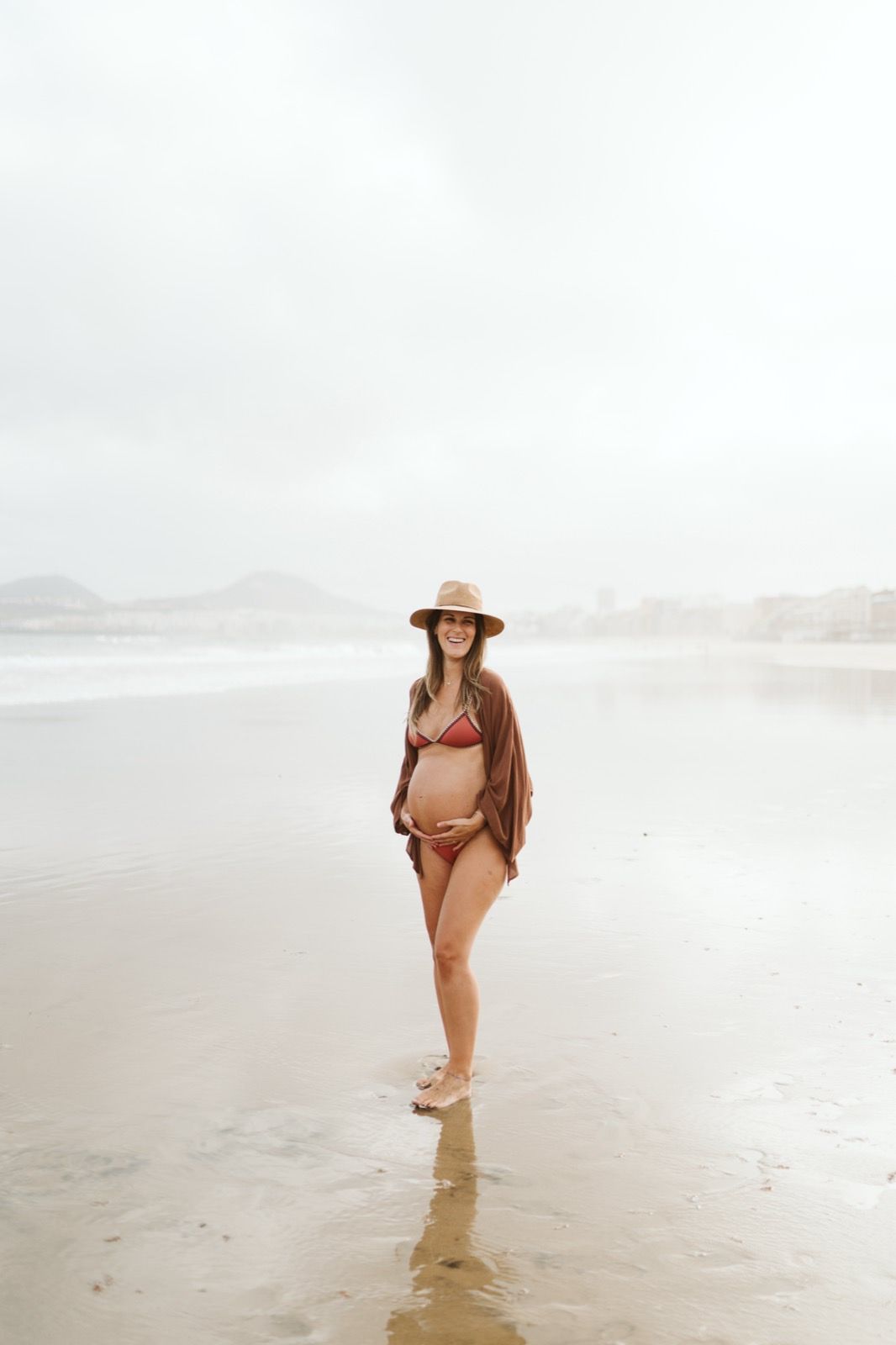 Mujer embarazada contemplando el mar durante una sesión fotográfica en Las Canteras