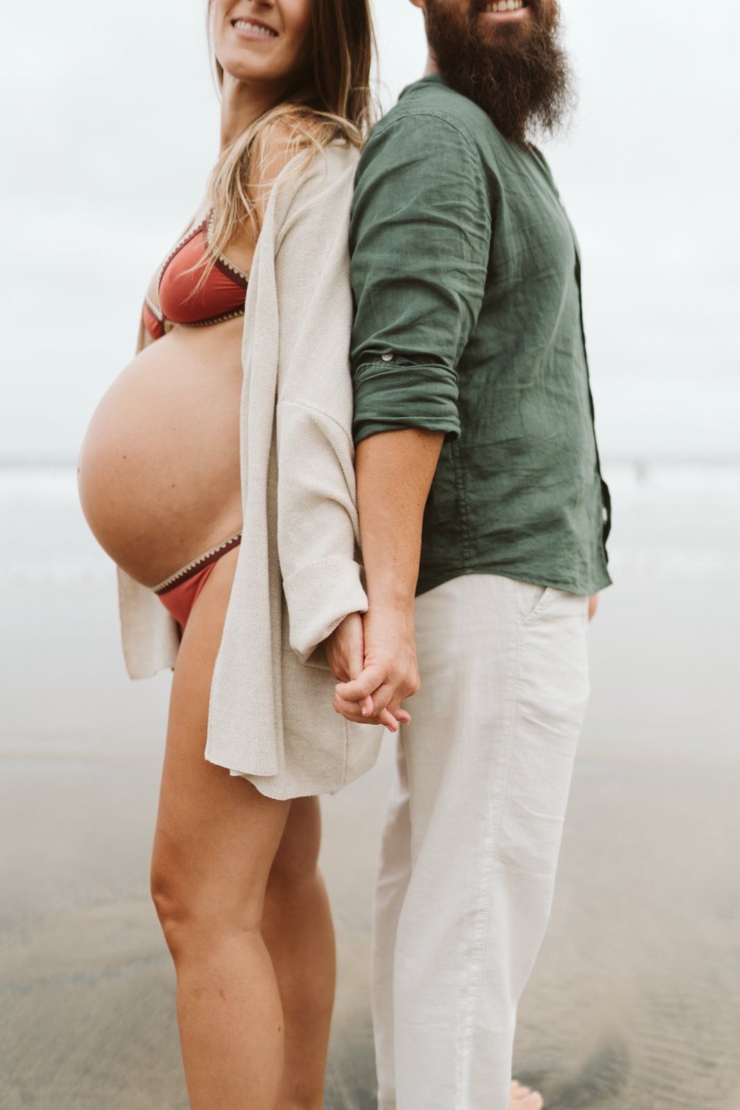 Novios celebrando su próximo bebé con una sesión de fotos en la playa de Las Canteras