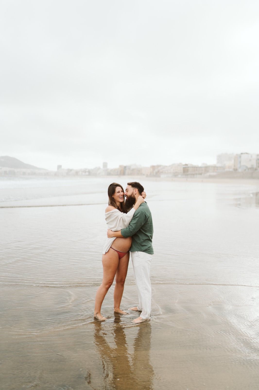 Pareja mostrando su amor de una sesión de fotos de embarazo en la playa de Las Canteras, Gran Canaria