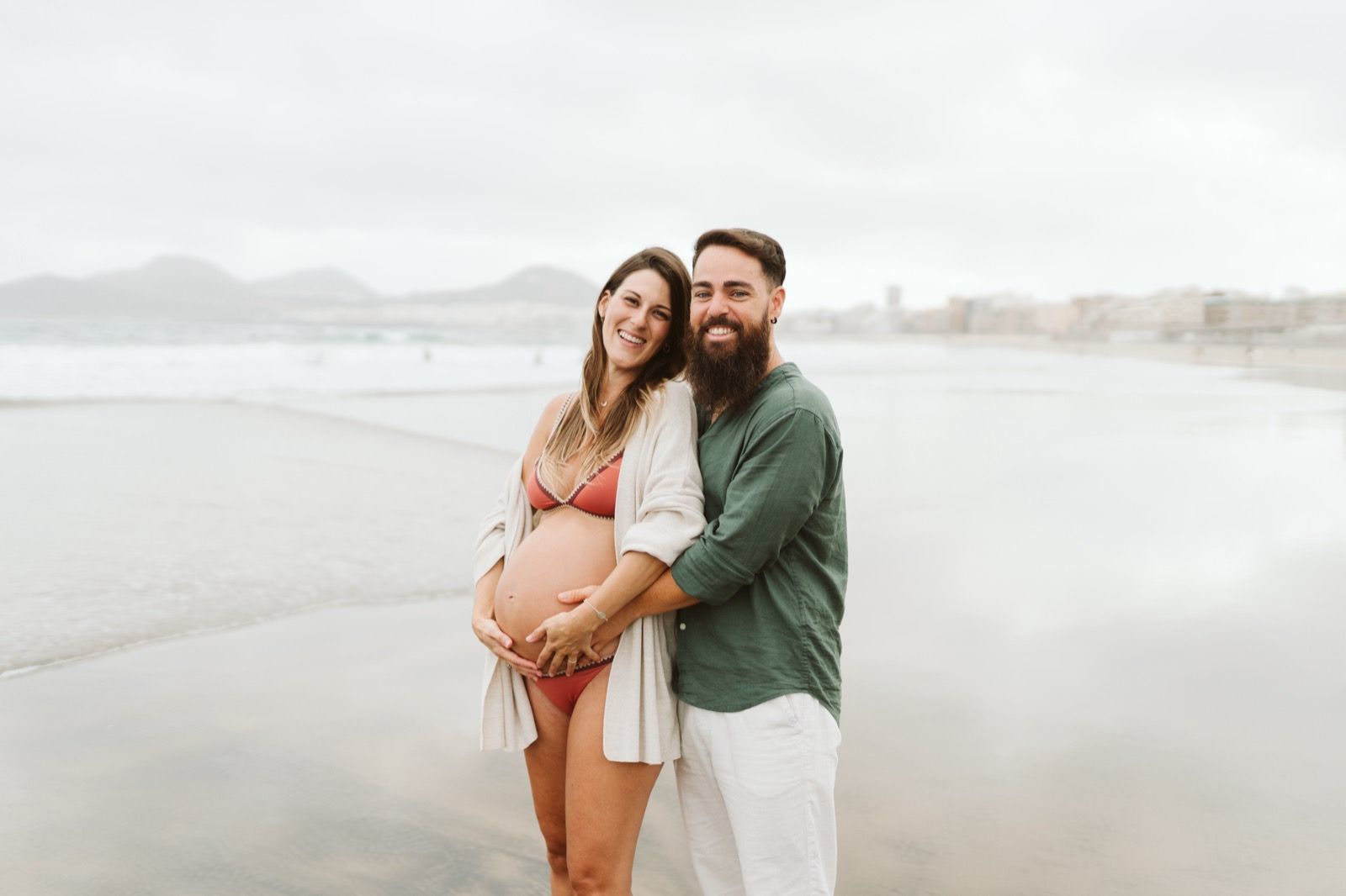 Pareja posando en una sesión de embarazo en la Playa de Las Canteras en Gran Canaria