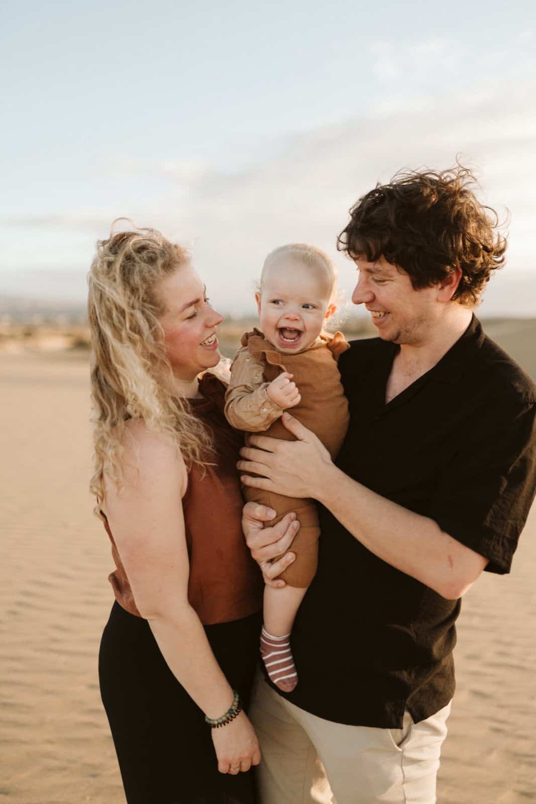 Fotos familiares de una pareja de turistas en las Dunas de Maspalomas en Gran Canaria