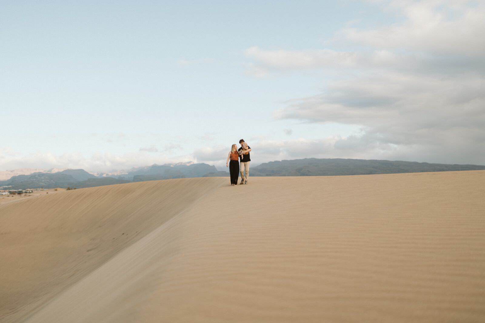 Sesión de fotos familiares en las dunas de Maspalomas, Gran Canaria