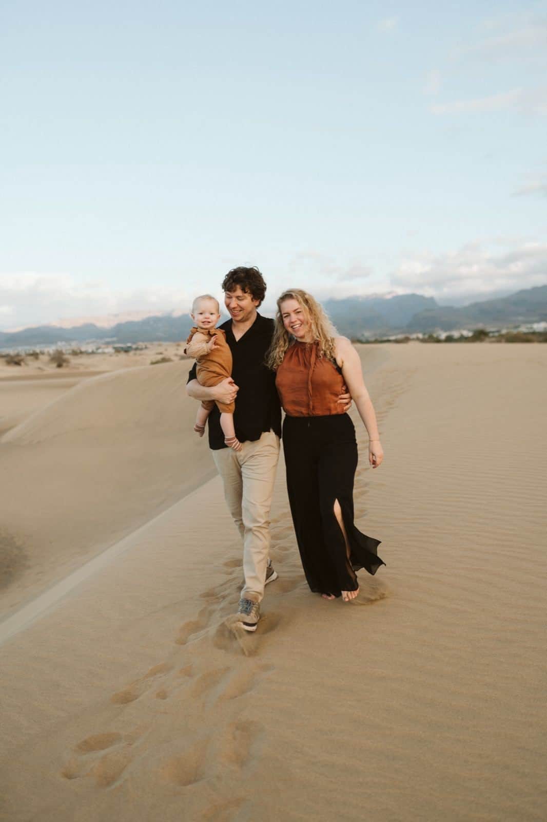 Pareja con su hijo en una sesión de fotos familiares en Gran Canaria, rodeados de naturaleza en las Dunas de Maspalomas