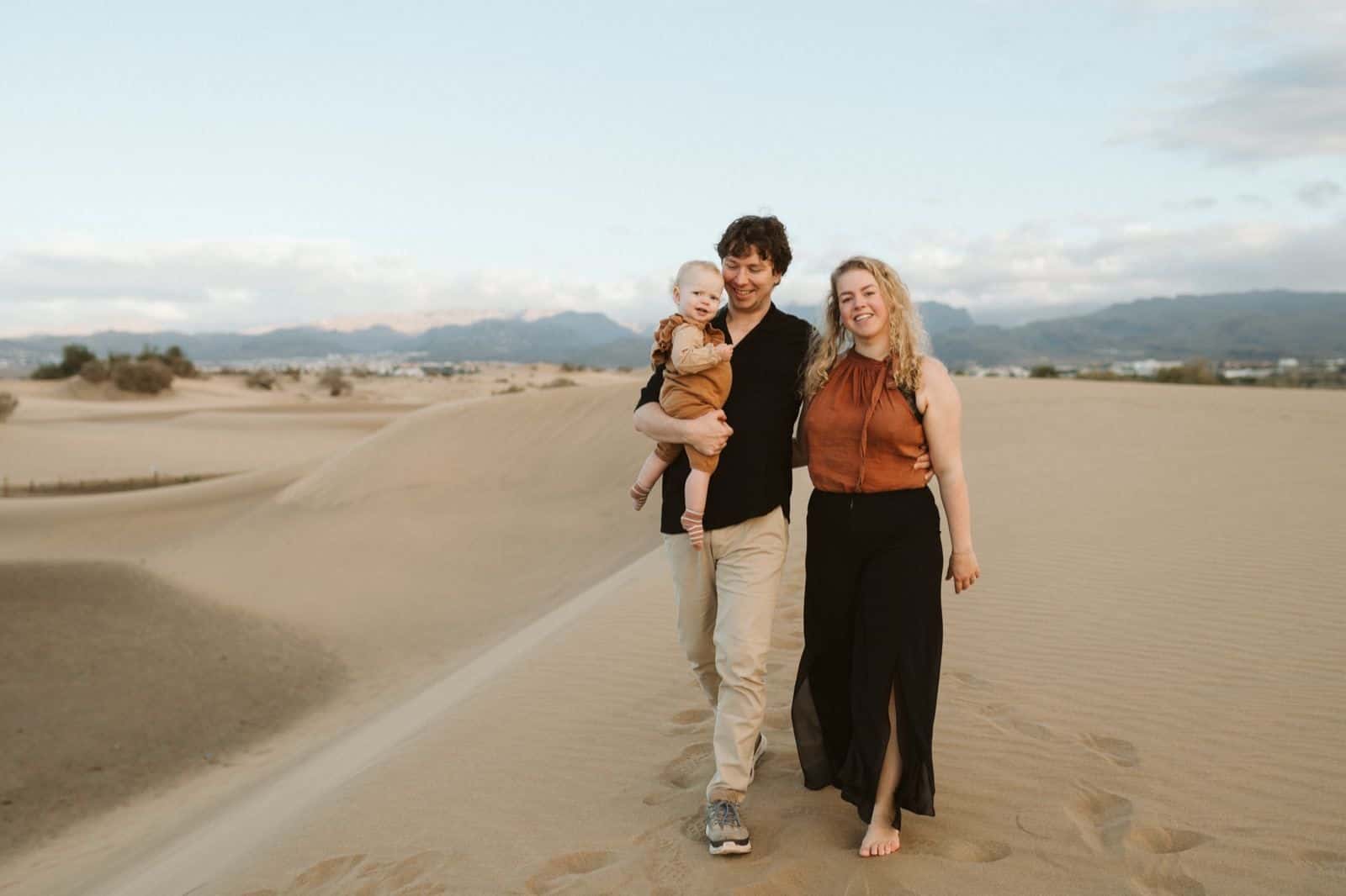 Pareja con su bebé en una sesión de fotos familiares en Gran Canaria, rodeados de naturaleza en las Dunas de Maspalomas