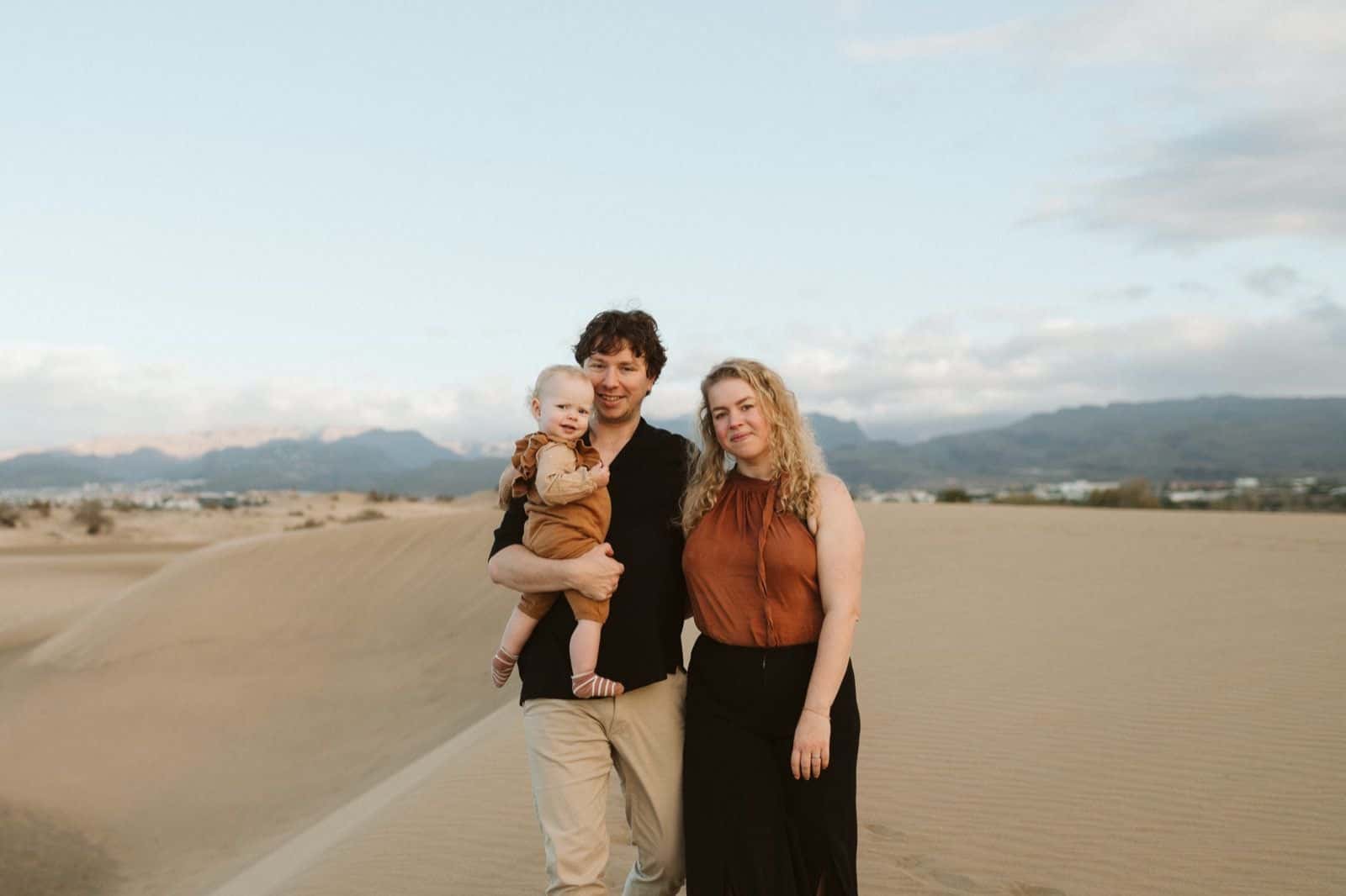 Pareja con su hijo en una sesión de fotos familiares en Gran Canaria, rodeados de naturaleza en las Dunas de Maspalomas