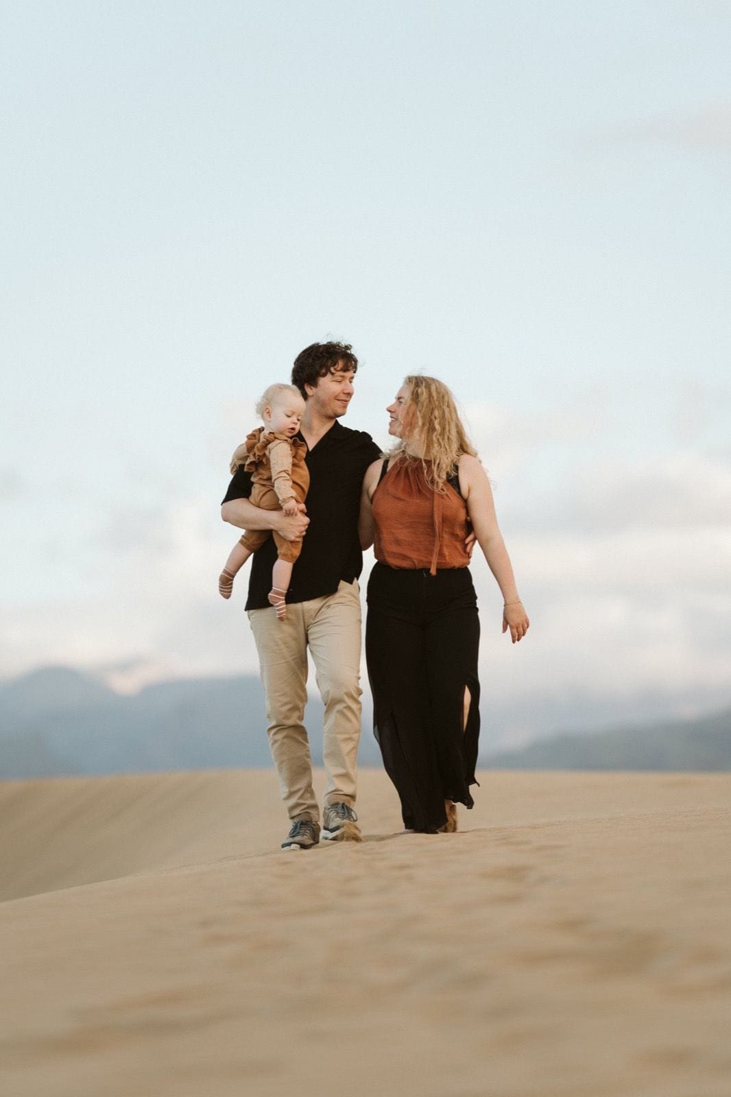 Pareja con su hijo en una sesión de fotos familiares en Maspalomas, rodeados de naturaleza