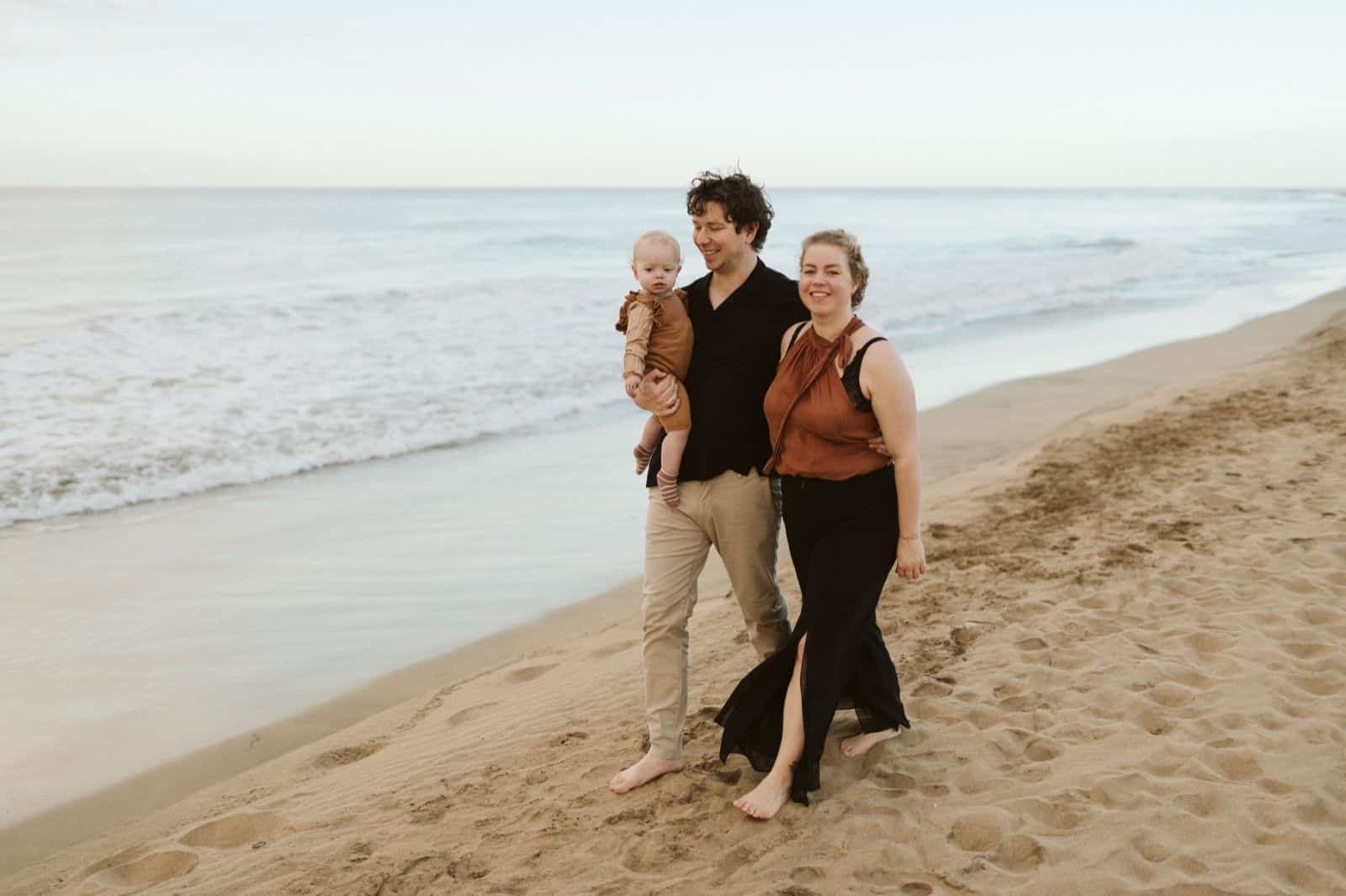 Familia paseando por la orilla de la playa en las Dunas de Maspalomas en Gran Canaria