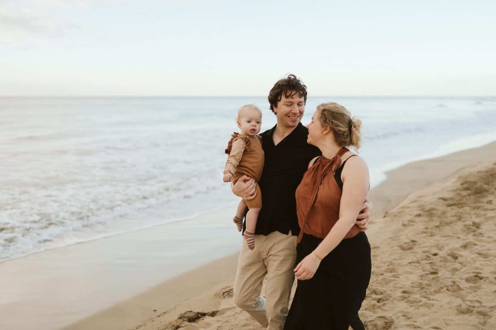 Familia caminando en la orillas de la playa en Maspalomas, Gran Canaria