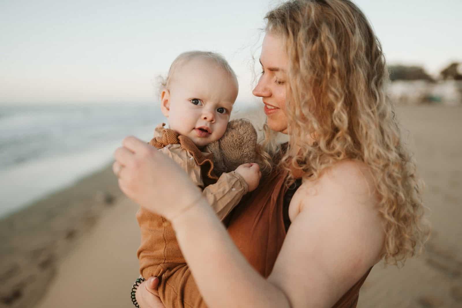 Bebé mirando fijamente a cámara en una sesión de fotos familiares en las Dunas de Maspalomas en Gran Canaria