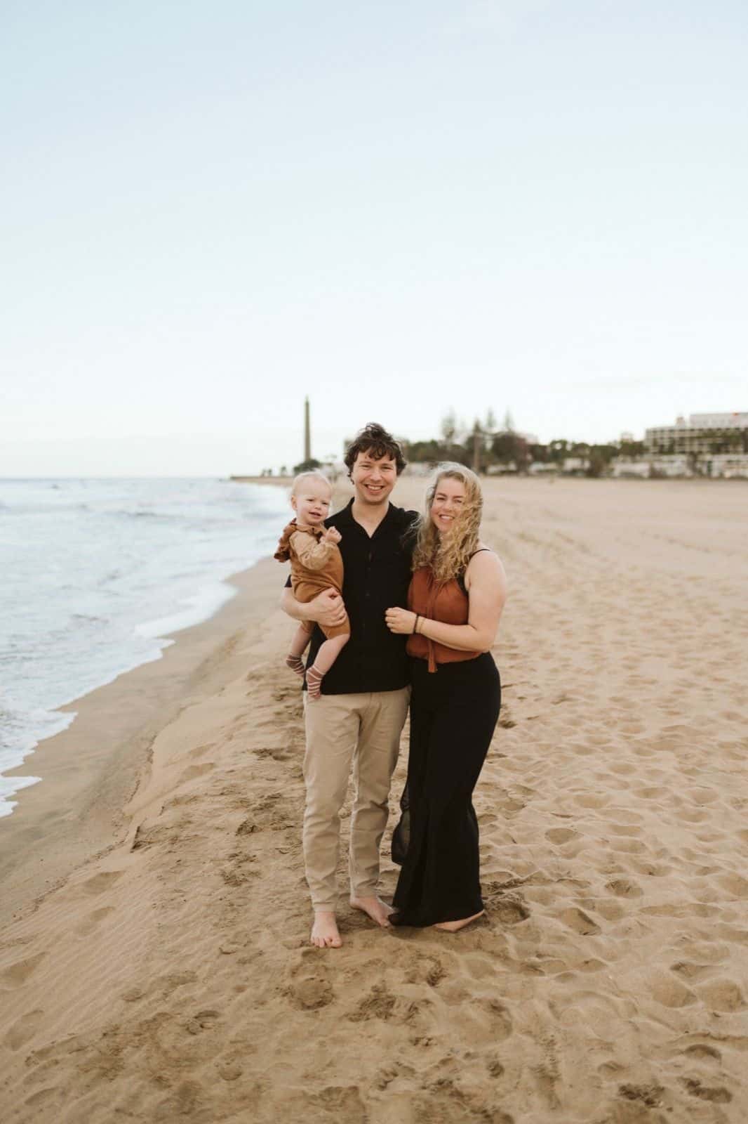 Familia en la orillas de la playa en Maspalomas
