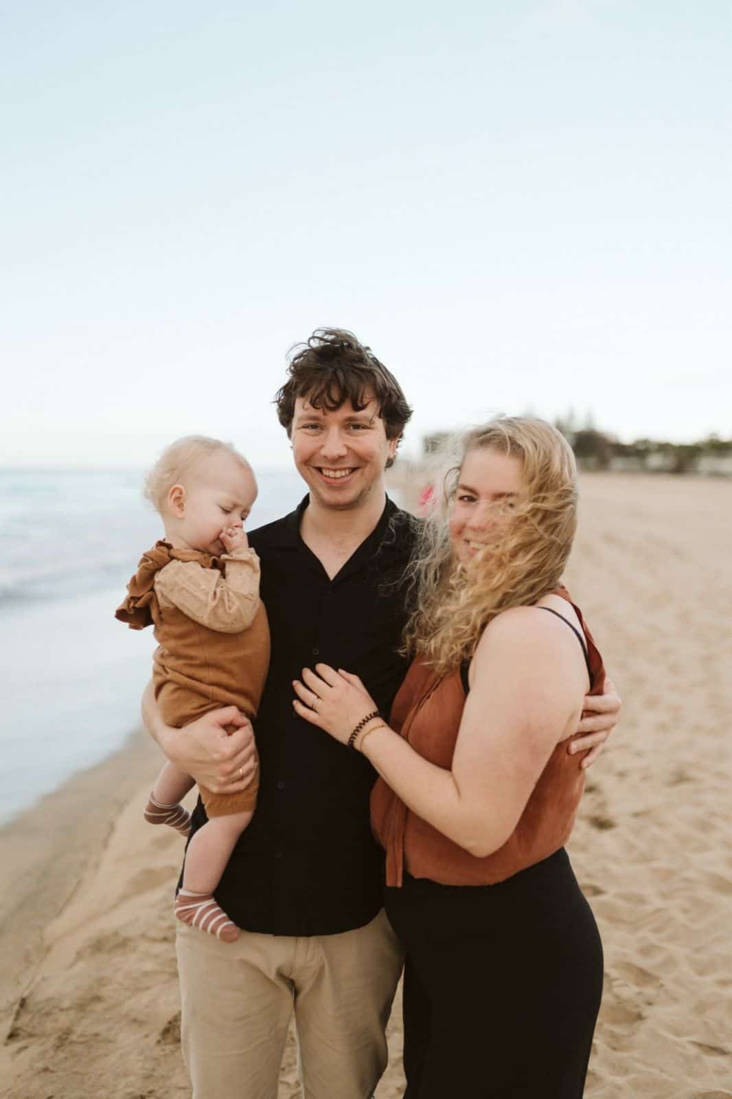 Familia disfrutando de una sesión de fotos en las dunas de Maspalomas al atardecer en Gran Canaria