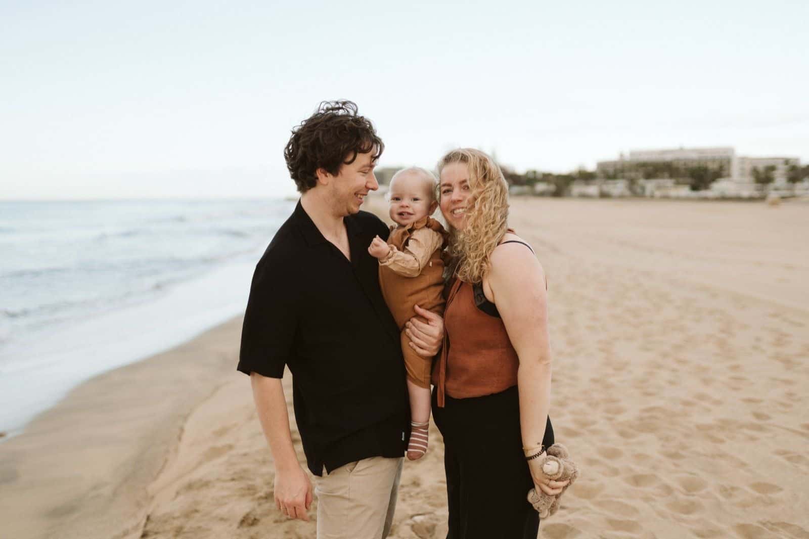 Familia disfrutando de una sesión de fotos en las dunas de Maspalomas al atardecer