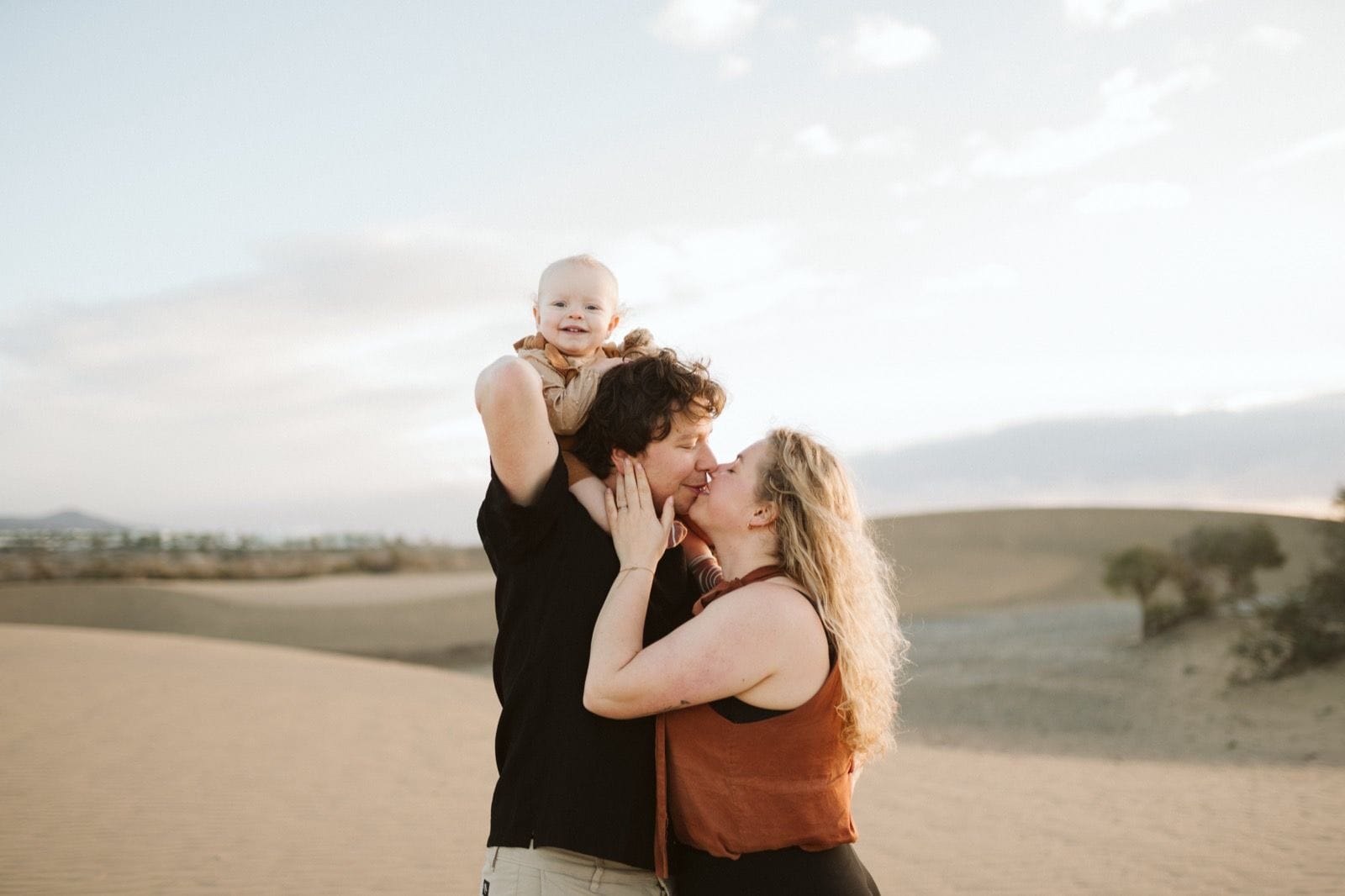Fotos familiares de una pareja de turistas en las Dunas de Maspalomas en Gran Canaria
