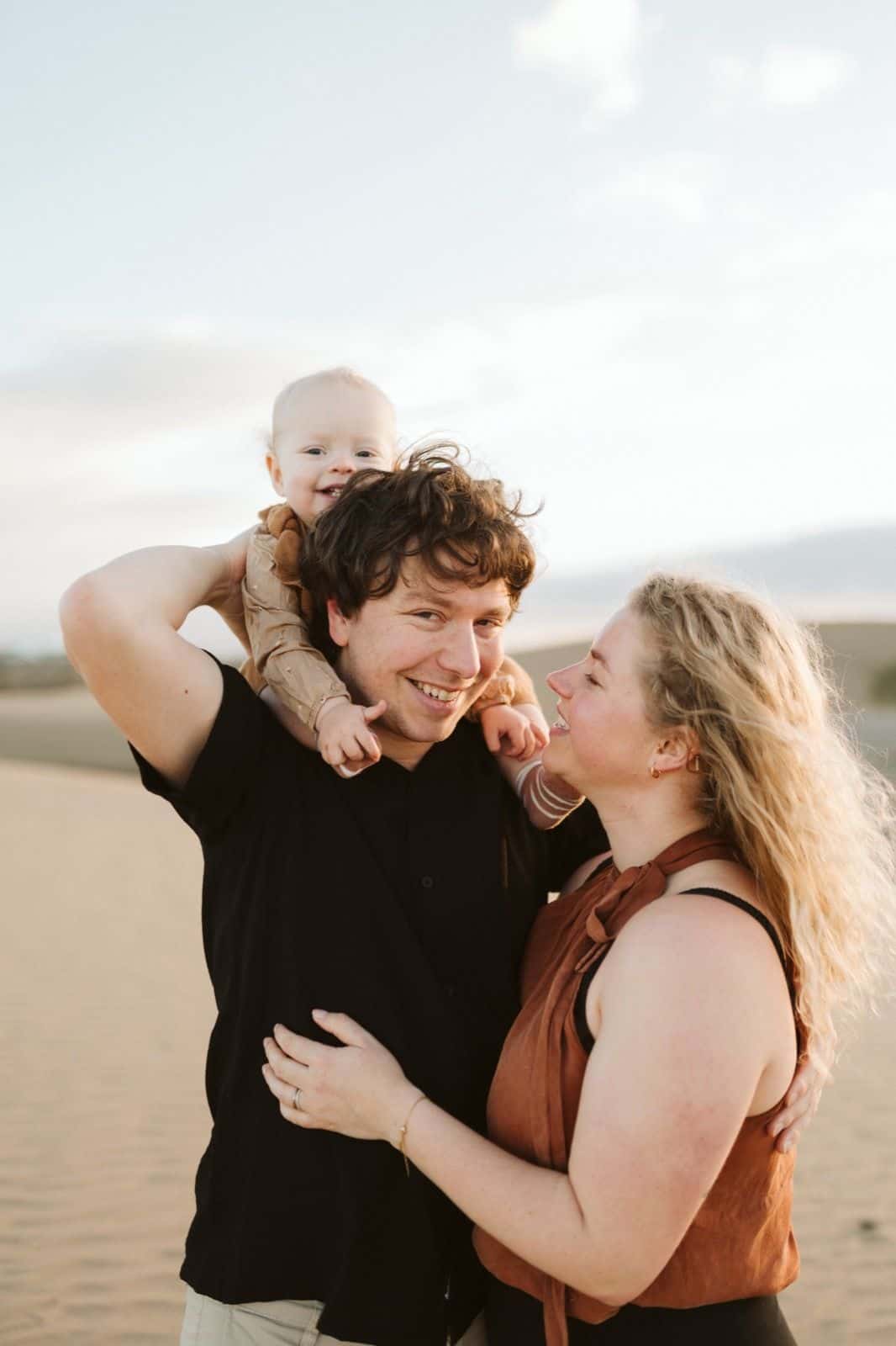 Fotos familiares de una pareja de turistas en las Dunas de Maspalomas en Gran Canaria