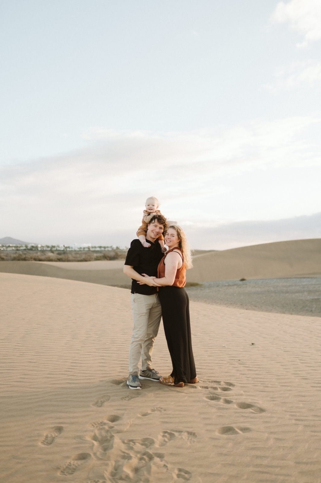 Fotos familiares de una pareja de turistas en las Dunas de Maspalomas en Gran Canaria