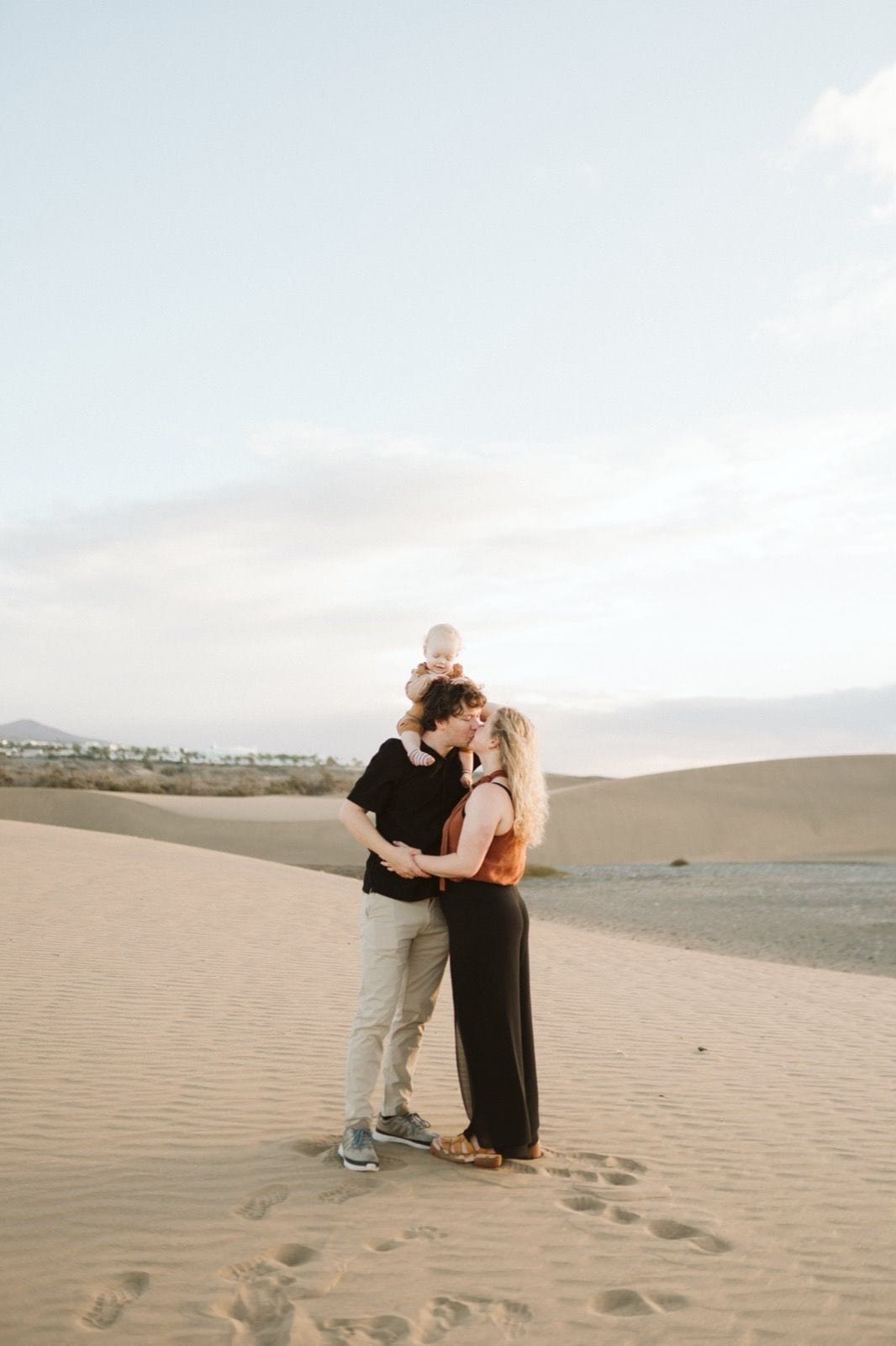 Fotos familiares de una pareja de turistas en las Dunas de Maspalomas en Gran Canaria