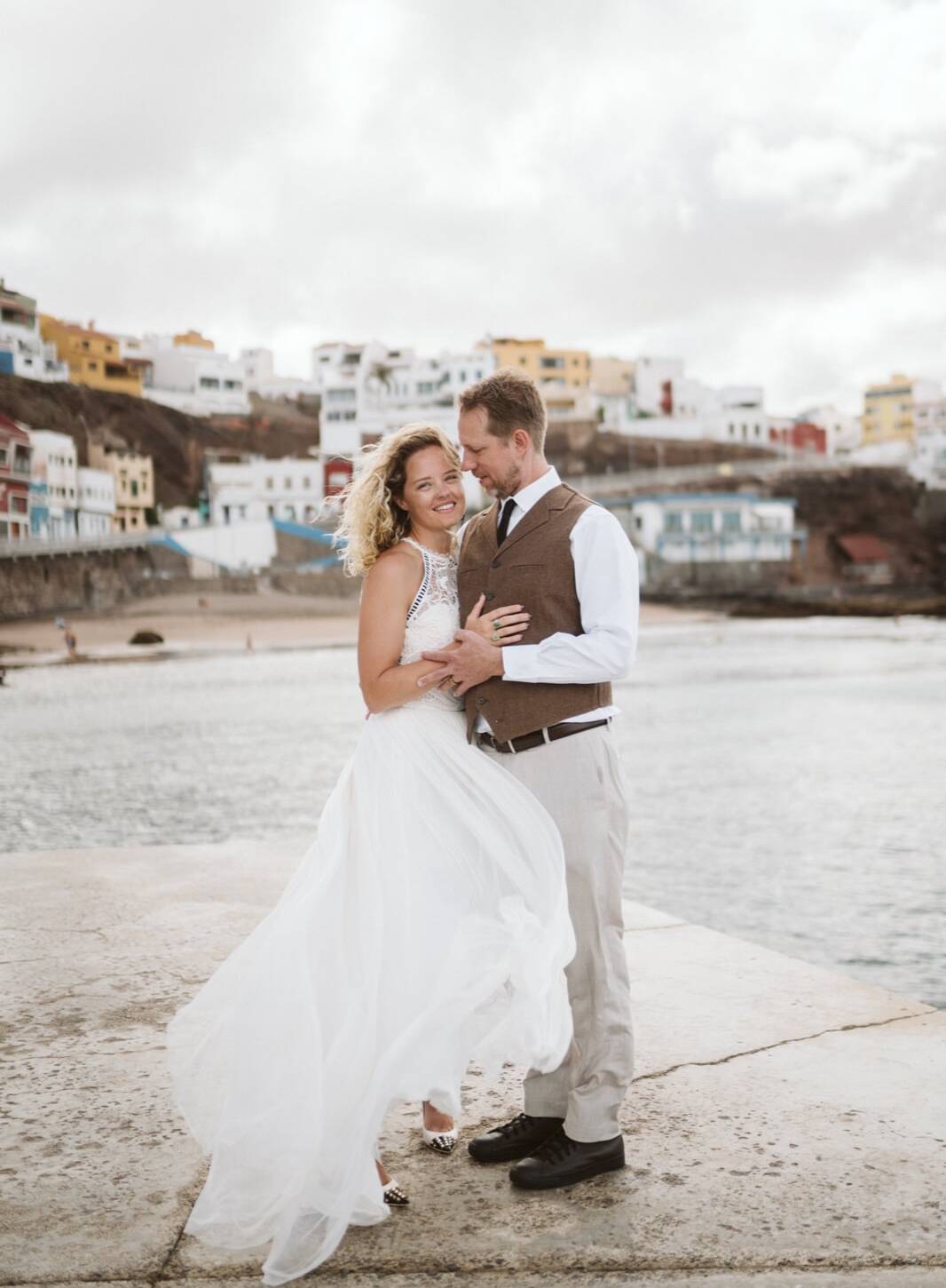 Novios juntos en la Playa de Sardina del Norte, Gran Canaria